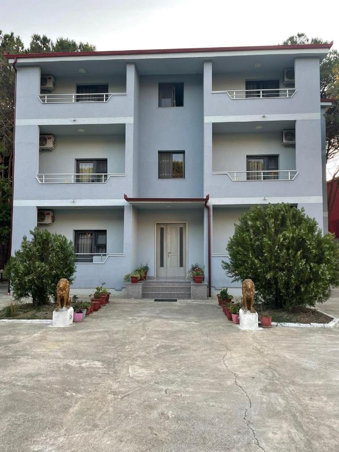 Vila Leo Aparthotel Golem  Luaran gambar
